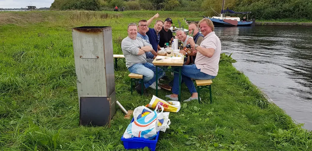 Uitje met vrienden op de rivier