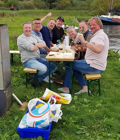 Uitje met vrienden op de rivier