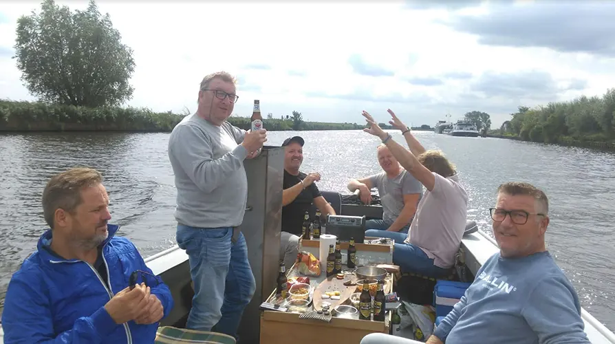 Uitje met vrienden op de rivier