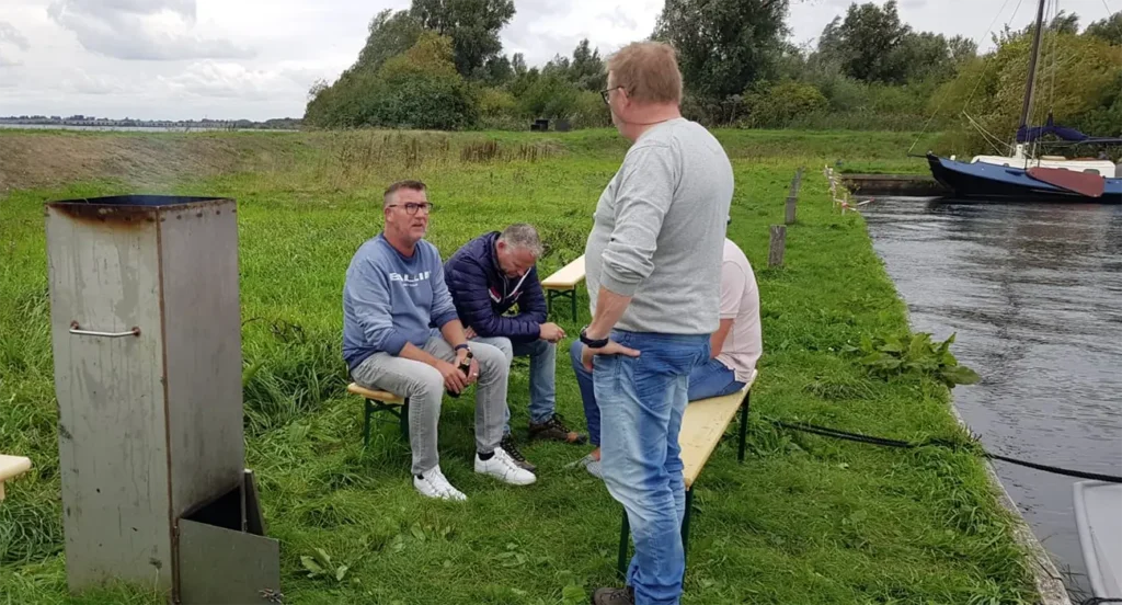 Uitje met vrienden op de rivier