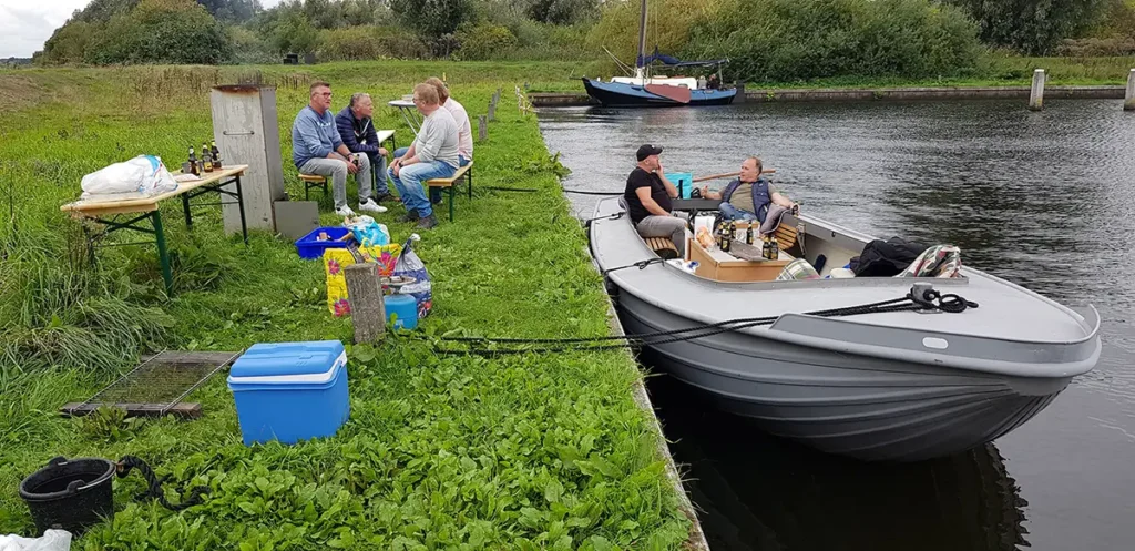 Uitje met vrienden op de rivier